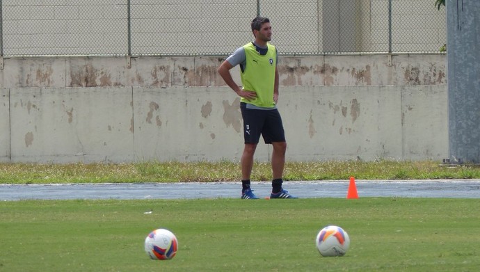 Navarro treino Botafogo (Foto: Jessica Mello)