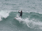 Klebber Toledo é arremessado da prancha durante surfe
