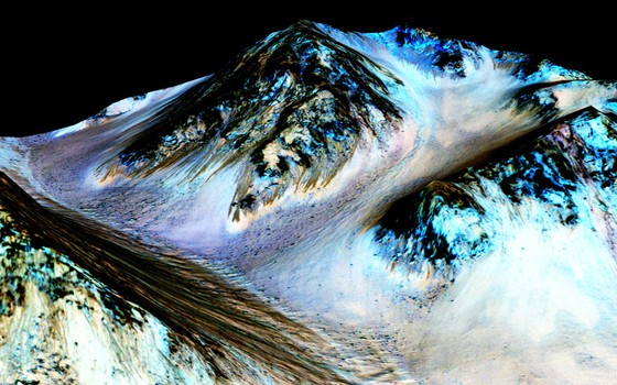 Nasa: linhas em montanhas de Marte são sazonais e indicam presença de água salgada (Foto: NASA / JPL-Caltech / Univ. of Arizona)