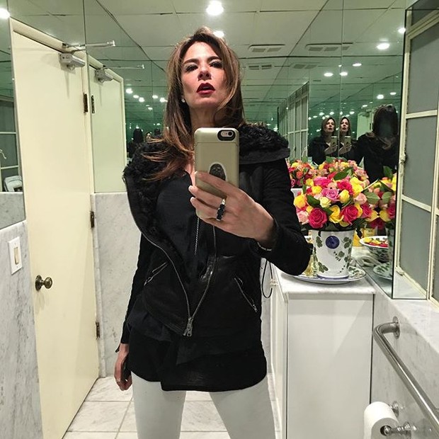 Luciana Gimenez faz selfie no banheiro (Foto: Reprodução/Instagram)