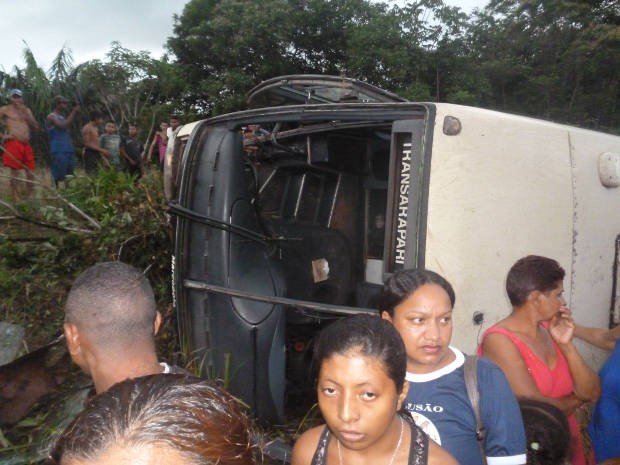 G1 Ônibus tomba em Barcarena PA e deixa feridos notícias em Pará