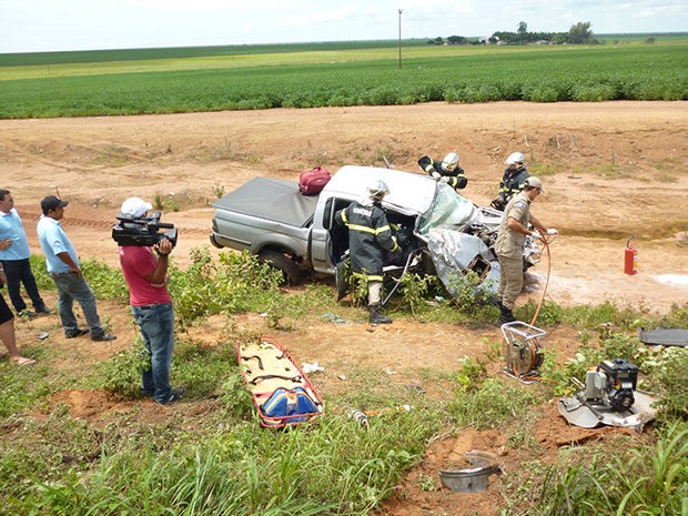 G1 Carro Se Parte Ao Meio Em Acidente E Mata Motorista Em Rodovia De