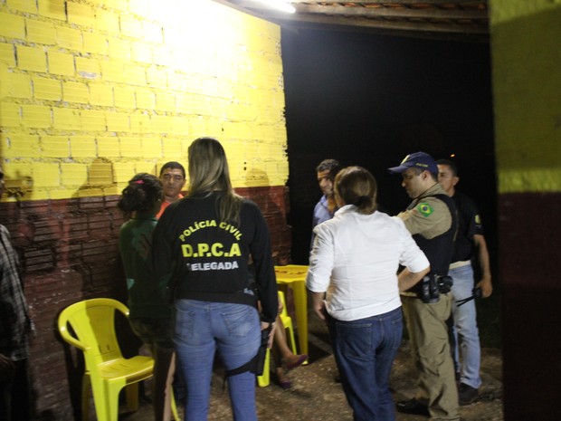Delegada conversa com menor em um bar na Zona Leste de Teresina. (Foto: Ellyo Teixeira/G1)
