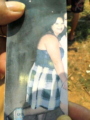 Tia mostra a fotografia de estudante assassinada em Cuiabá (Foto: Leandra Ribeiro/ G1)