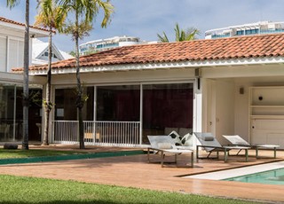 Quintal da casa de Ronaldinho tem área de lazer e piscina (Foto: Divulgação / Airbnb)