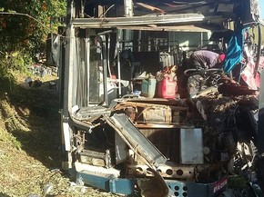Dos passageiros do ônibus, nove estão em estado grave após batida entre ônibus e caminhão na BR-459, entre Congonhal e Pouso Alegre, MG (Foto: Polícia Rodoviária Federal)