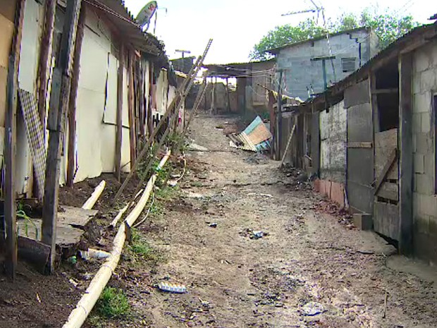 Famílias vivem em terreno invadido, na zona sul de São José dos Campos, há cerca de dez anos. (Foto: Henrique Pedreiras/ TV Vanguarda)