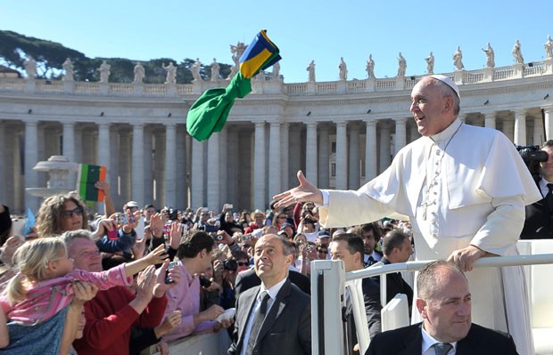 Bandeira do Brasil é jogada para o Papa Francisco durante a audiência geral desta quarta-feira (22) no Vaticano (Foto: L’Osservatore Romano/Pool Photo via AP)