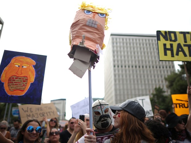 Manifestantes protestam contra eleição de Donald Trump neste sábado (12) em Los Angeles (Foto: Lucy Nicholson/Reuters)