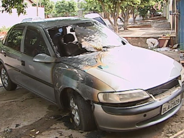 Grupo também incendiou um veículo de passeio (Foto: reprodução/ TV TEM) Grupo também incendiou um veículo de passeio (Foto: reprodução/ TV TEM)