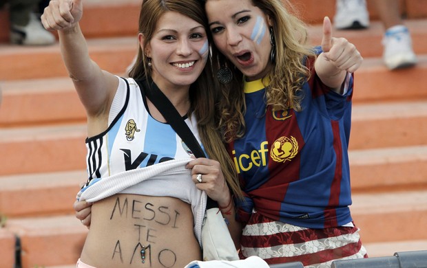 messi torcida argentina x uruguai (Foto: AFP)