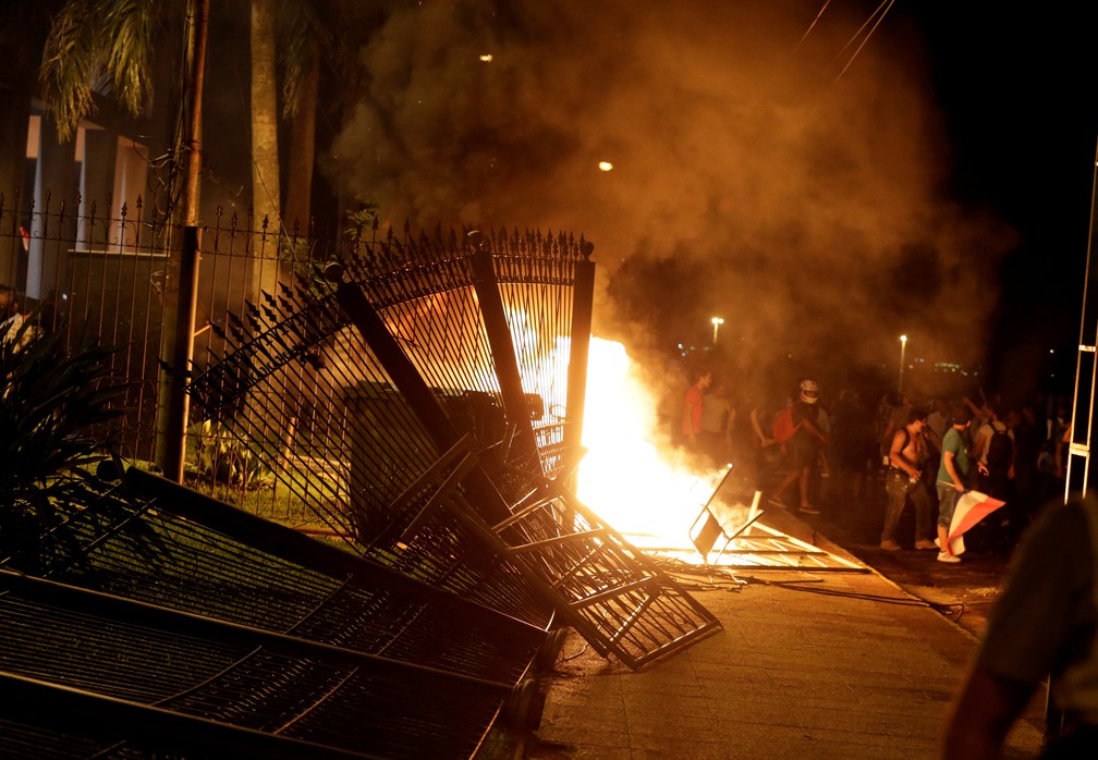 Manifestantes põem fogo no prédio do Congresso do Paraguai nesta sexta-feira (31) (Foto: REUTERS/Jorge Adorno)