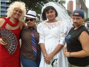 Enquanto homens se vestem de mulheres, as meninas usam gravata e bigode nas Virgens de Tambaú (Foto: Krystine Carneiro/G1)