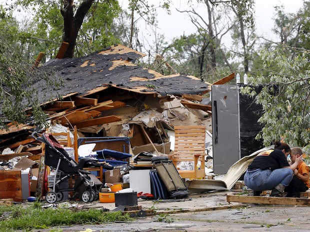 Mulher consola criança depois de um tornado destruir casa na cidade de Van, no Texas, na segunda (11) (Foto: Reuters/Mike Stone)