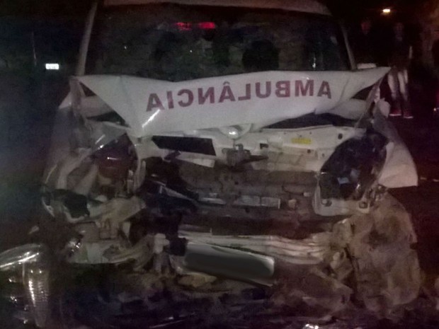 Acidente MG-448 entre caminhonete e ambulância (Foto: Corpo de Bombeiros/Divulgação)