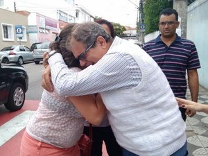 Familiares e amigos esperam informaes sobre acidente (Foto: Jomar Bellini/ G1)