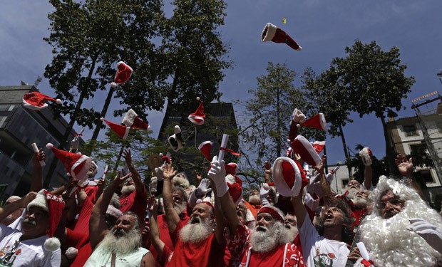 Papais Noeis formados comemoram no centro do Rio de Janeiro (Foto: Pilar Olivares/Reuters)
