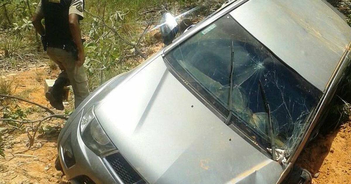 G1 Durante a fuga homens capotam carro roubado em Chapada Gaúcha