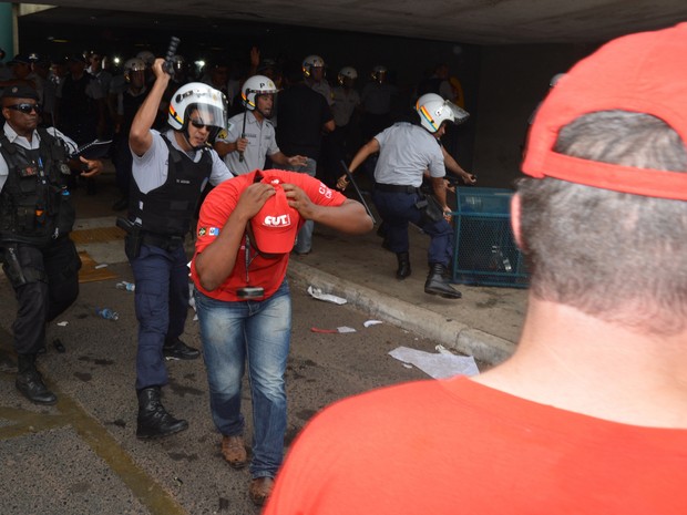 Na tentativa de se impedir o acesso dos sindicalistas da CUT a Câmara, um conflito chegou a ocorrer, e policiais tiveram de utilizar spray de pimenta para conter os manifestantes. (Foto: Valter Campanato/ABr)