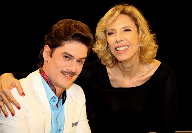 Pedro Lemos, caracterizado como Tobias, grava cenas com Marília Gabriela (Foto: Divulgação/SBT)