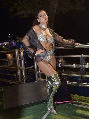 Alinne Rosa escolheu look bem sensual para segundo dia de desfile no Carnaval de Salvador (Foto: Elias Dantas/Ag. Haack)