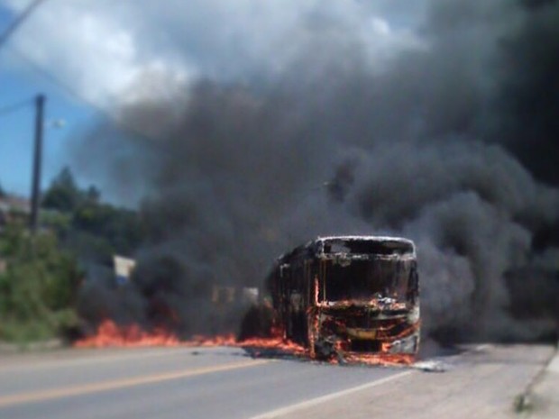 Carro foi queimado em ato criminoso neste domingo (11), segundo polícia (Foto: Juarez Soares)