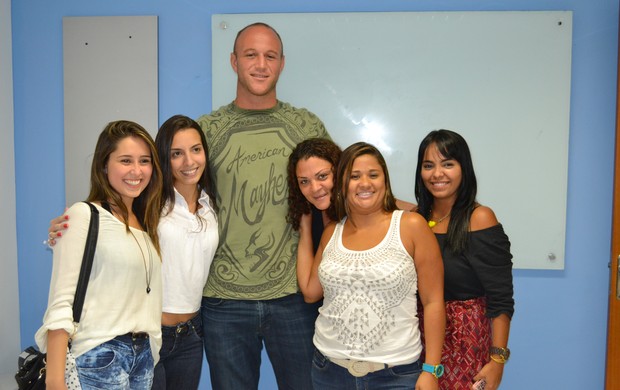 Dave Herman posa com alunas de curso de inglês no Rio de Janeiro (Foto: Adriano Albuquerque/SporTV.com)