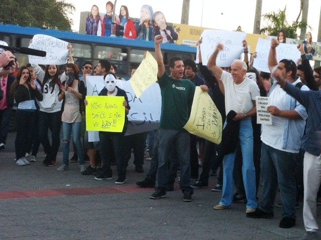Manifestantes de todas as idades se reuniram em Florianópolis nesta terça-feira (18) (Foto: Melina Cauduro/Divulgação)