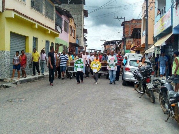 Moradores de Camacan compareceram ao enterro do casal vítima de latrocínio  (Foto: Karen Povoas / TV Santa Cruz )