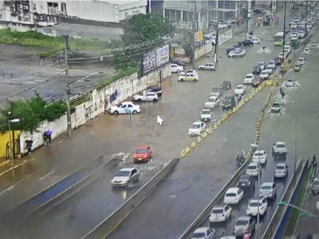 Região ficou completamente alagada durante a chuva desta sexta-feira (10) (Foto: Divulgação/Semob-Cuiabá)