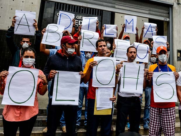 Opositores venezuelanos em greve de fome protestam em frente  Embaixada do Brasil em Caracas; grupo exibe frase 'Dilma, abra os olhos' (Foto: AFP PHOTO / FEDERICO PARRA)