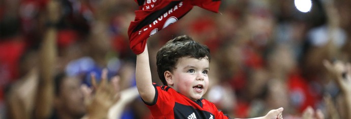 Torcedor criança flamengo maracanã (Foto: Ivo Gonzales / Agência o Globo) Torcedor criança flamengo maracanã (Foto: Ivo Gonzales / Agência o Globo)