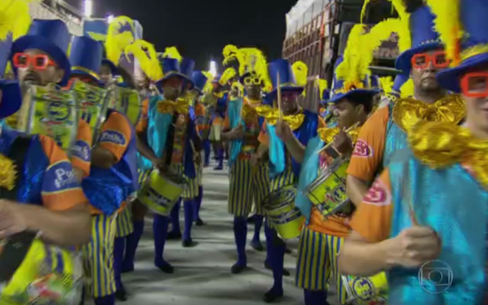 Bateria da Paraíso do Tuiuti ensaiou na Sapucaí neste domingo (15) (Foto: Reprodução / TV Globo)