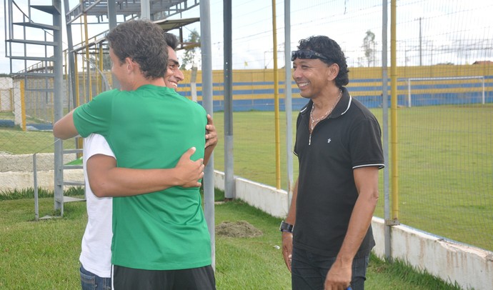Sob olhares do pai Adir, Keirisson cumprimenta Roberto César, ex-colega da base do Cene (Foto: Hélder Rafael)