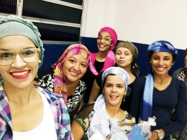 Estudantes com lenços na cabeça em homenagem aos jovens com câncer (Foto: Divulgação/ Somos Todos Estudantes)