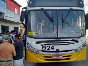 Passageiros foram obrigados a descer do ônibus em Natal (Foto: Divulgação/PM)