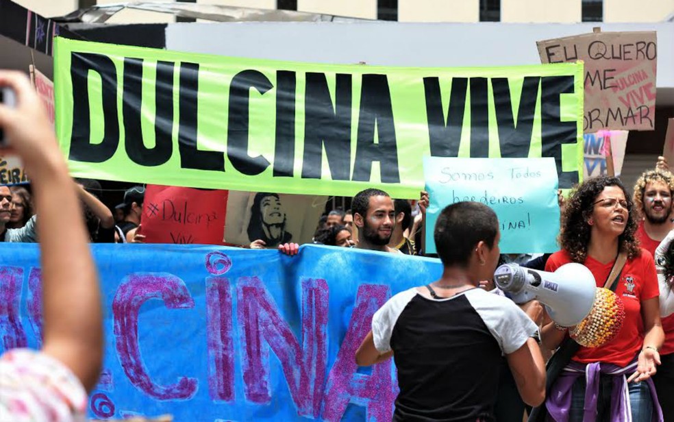 Estudantes e professores fazem manifestação na Faculdade Dulcina, em Brasília, contra decisões do Ministério Público (Foto: Reprodução)