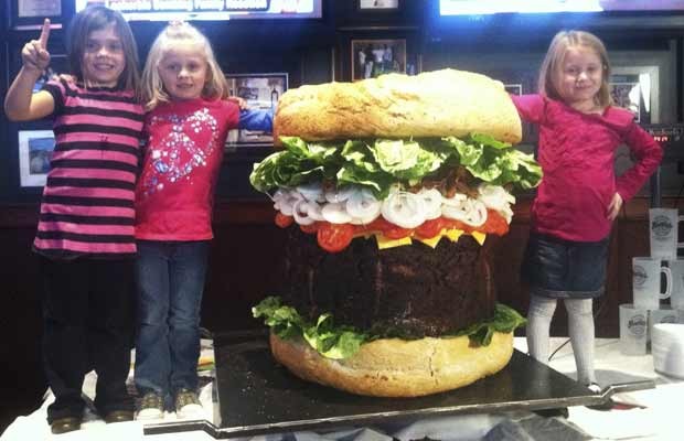 Meninas posam ao lado do hambúrguer 'ridiculamente grande' nesta quinta-feira (20) (Foto: AP Photo/Mallie's Sports Grill, Mike Matkin)
