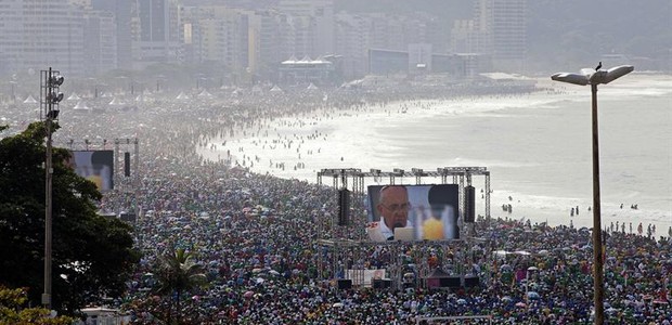 Encerramento da JMJ, na praia de Copacabana, com discurso do papa Francisco (Foto: EFE)