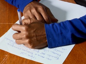 Cartinha de Bryan Henrique, de 9 anos, emocionou família em Varginha (MG). (Foto: Reprodução EPTV/Devanir Gino)