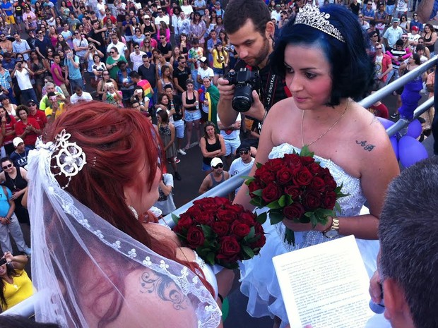 Alyne e Débora oficializaram a união frente ao público da Parada. (Foto: Erick Gimenes)