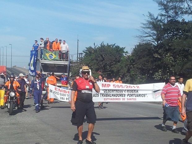 Protesto de estivadores prejudica as operações no Porto de Santos (Foto: Mariane Rossi/G1)