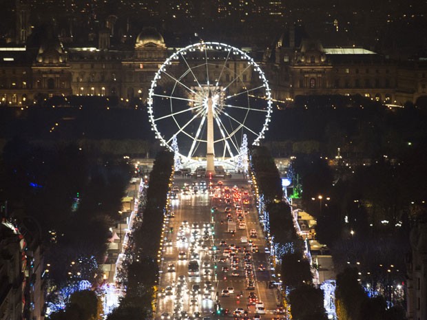Avenida Champs Elysees decorada para o Natal 2013 (Foto: Fred Dufour/AFP )