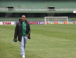 Deivid conhece o estádio Couto Pereira, após chegada no Coritiba (Foto: Gabriel Hamilko / GloboEsporte.com)