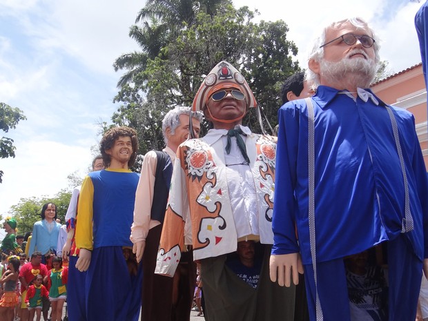 Dezenas de bonecos gigantes participaram do desfile nesta segunda-feira de carnaval, em Olinda (Foto: Penélope Araújo / G1)