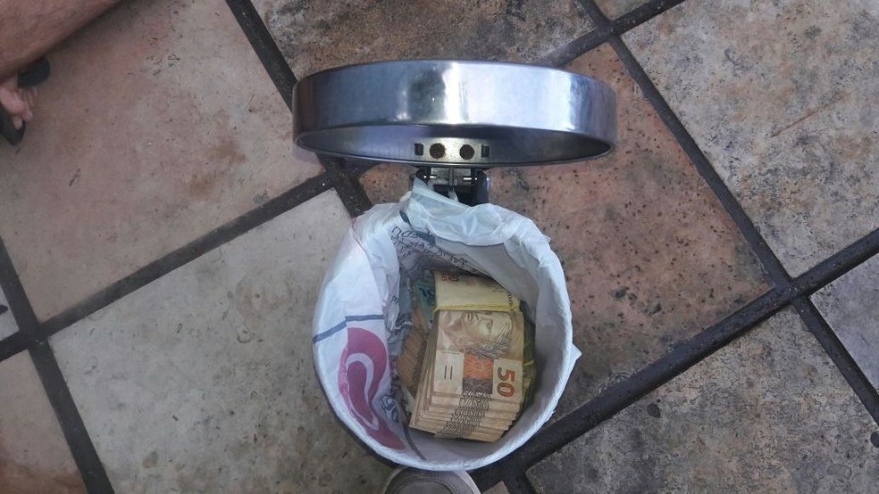 Grande quantia de dinheiro estava escondida no lixo de casa em Capim Macio (Foto: Divulgação/PM)