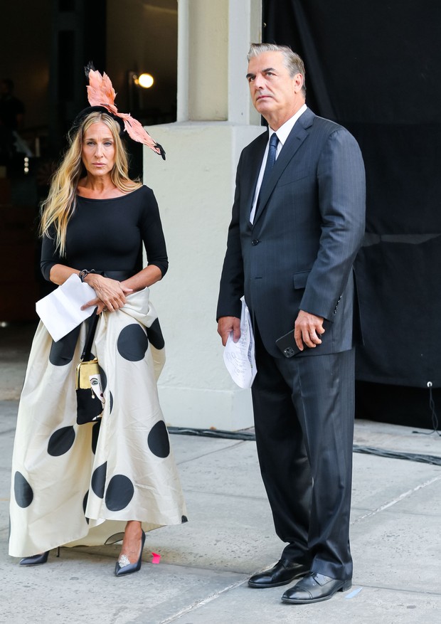 NEW YORK, NY - AUGUST 02: Sarah Jessica Parker and Chris Noth are seen at the film set of the 'And Just Like That' in Chelsea, Manhattan on August 02, 2021 in New York City.  (Photo by Jason Howard/Bauer-Griffin/GC Images) (Foto: GC Images)