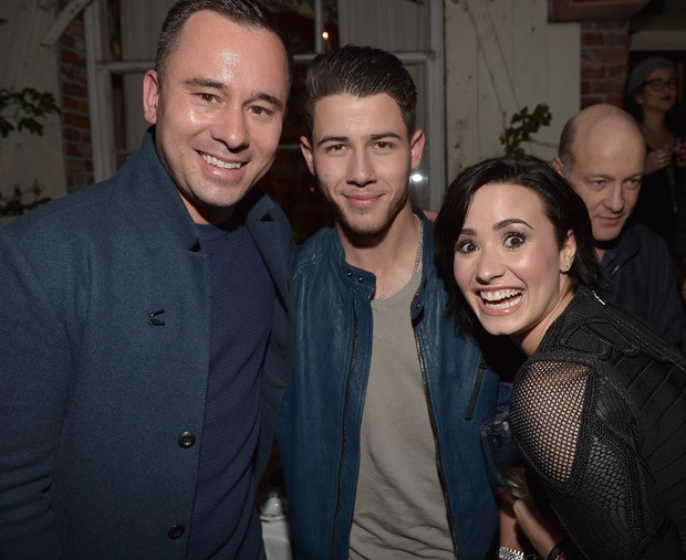 Phil McIntyre, Nick Jonas e Demi Lovato (Foto: Getty Images)