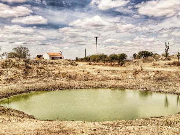 70% das aguadas, cisternas, barreiros e tanques estão secos na zona rual de Coité (Foto: Henrique Mendes / G1)