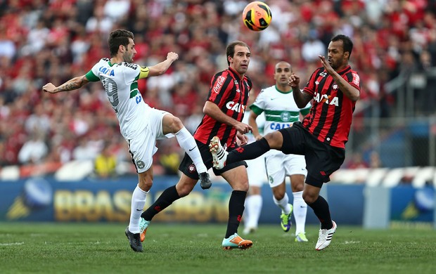 Lincoln do coritiba e Bruno Silva do Atlético-PR (Foto: Heuler Andrey / Ag. Estado)